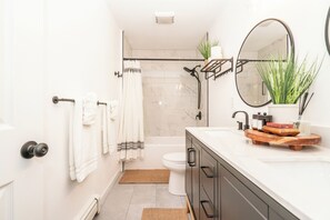 Hair dryer, towels, soap, toilet paper - The Brantley House (Anchorage)