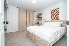 2 bedrooms, WiFi, bed sheets - The Brantley House (Anchorage)