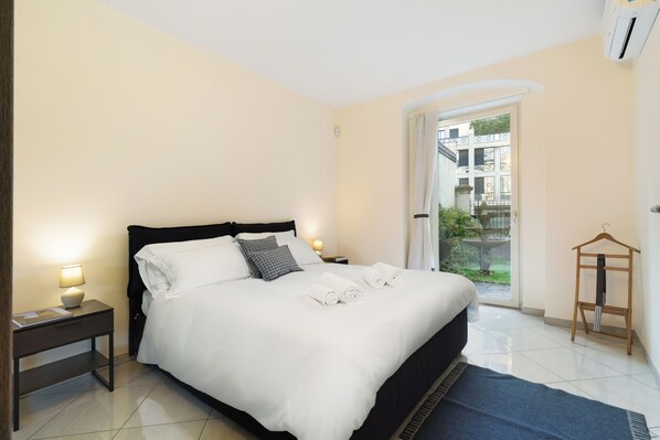 2 bedrooms, desk, free WiFi, bed sheets - [Two-room Central] Outdoor Space - Station 5' (Bergamo)