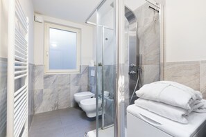 Hair dryer, bidet, towels, soap - [Two-room Central] Outdoor Space - Station 5' (Bergamo)