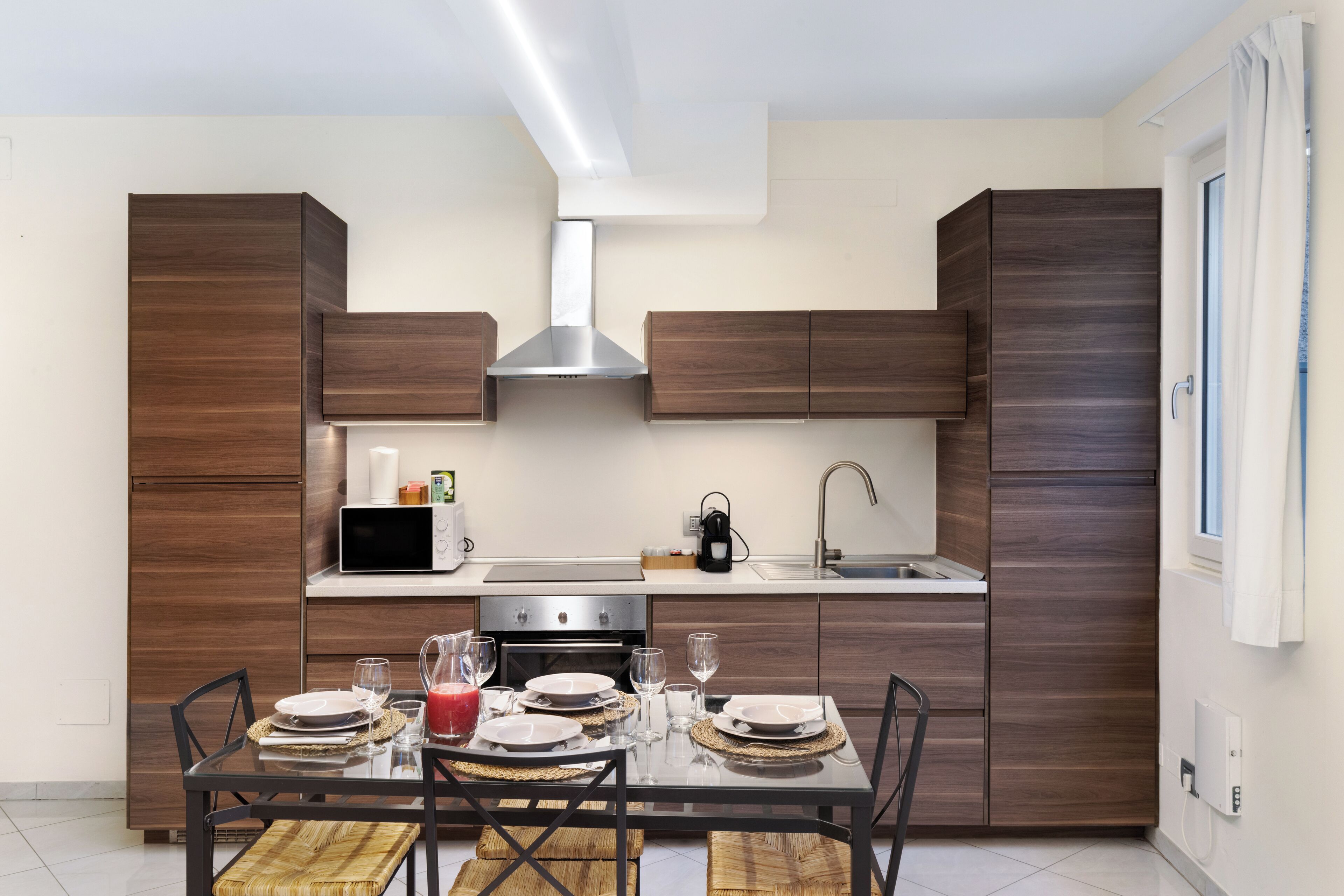 Frigorifero, microonde, forno, piano cottura