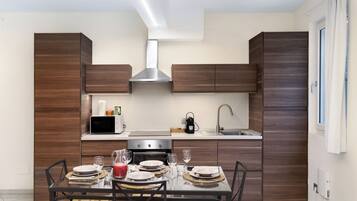 Frigorifero, microonde, forno, piano cottura