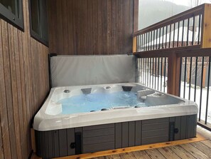 Outdoor spa tub - Cartier Chalet (Revelstoke)