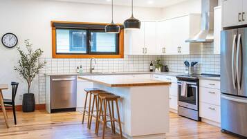 Coffee/tea maker, fridge, microwave, oven