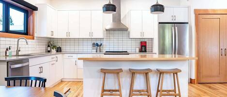 冰箱、微波炉、烤箱、炉灶