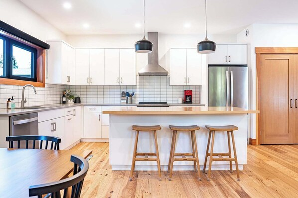 Fridge, microwave, oven, stovetop - Cartier Chalet (Revelstoke)