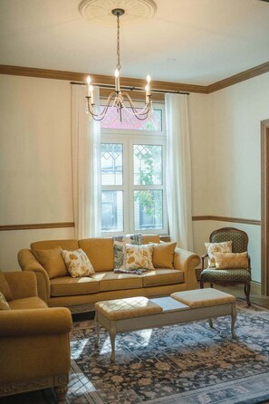 Televisión, chimenea y oficina 