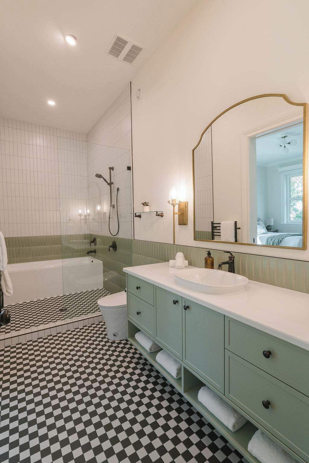 Shower, hair dryer, towels, shampoo