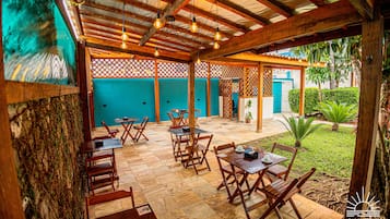 Café da manhã com buffet grátis todos os dias