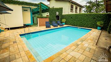 Piscina externa, funciona das 10h às 22h, espreguiçadeiras