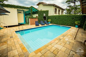 Outdoor pool, open 10:00 AM to 10:00 PM, sun loungers - Santa Cecília Pousada (Guarujá)
