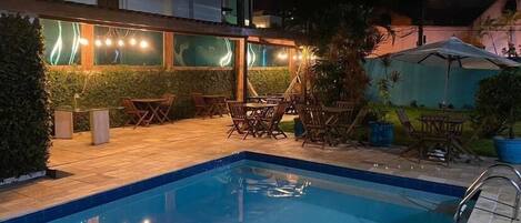 Kolam renang terbuka, kerusi lepak pantai