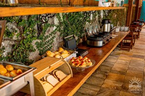 Free daily buffet breakfast - Santa Cecília Pousada (Guarujá)