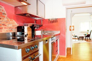 ثلاجة، فرن، موقد طهي م سطح، غسالة أطباق