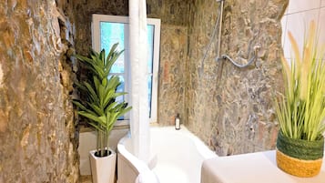 Haartrockner, Handtücher, Seife, Toilettenpapier