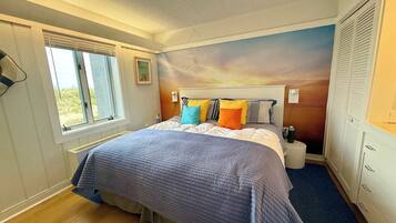 2 bedrooms, desk, iron/ironing board, travel crib