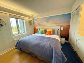 2 habitaciones, escritorio y tabla de planchar con plancha 