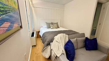 2 bedrooms, desk, iron/ironing board, travel crib