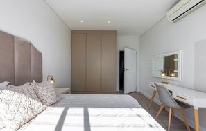 4 bedrooms, iron/ironing board, Internet, bed sheets - Stylish Family Retreat in the Heart of Fresnaye-JGM Property Rental (Cape Town)