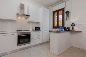 Een koelkast, een magnetron, een oven, een kookplaat