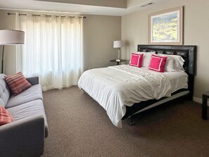 Iron/ironing board, free WiFi, bed sheets - Lake Buchanan Grand Retreat - 10 Acres, Private Beach, Hot Tub, Pool, Sleeps 30+, Great for Groups! (Buchanan Dam)