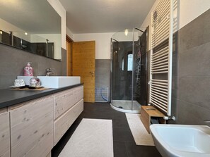 Regadera, amenidades de baño gratuitas, secadora de cabello, bidet 