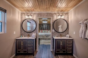3 bedrooms, iron/ironing board, travel cot, WiFi - Mid-Century Pool Cabin, Hot Tub (Sevierville)