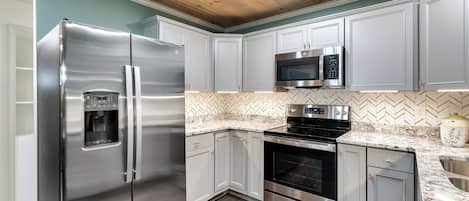 Kühlschrank, Mikrowelle, Ofen, Herdplatte