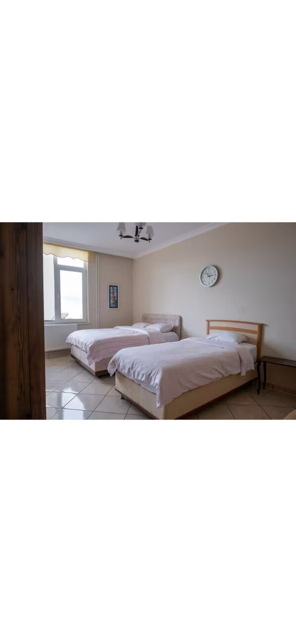 3 habitaciones, tabla de planchar con plancha, wifi y ropa de cama 