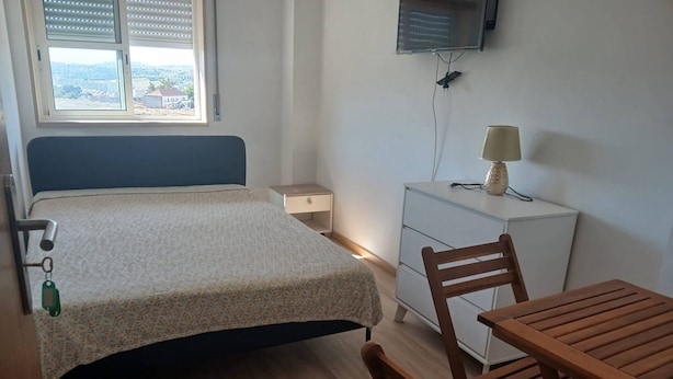Room - Room-charming Lisbon Apartment in Quiet (Lisbon)