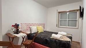 Shared Dormitory, 1 Bedroom - Room-charming Lisbon Apartment in Quiet (Lisbon)
