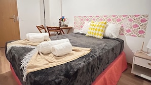 Shared Dormitory, 1 Bedroom - Room-charming Lisbon Apartment in Quiet (Lisbon)