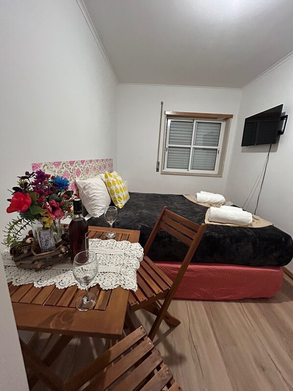 Shared Dormitory, 1 Bedroom | 1 bedroom - Room-charming Lisbon Apartment in Quiet (Lisbon)