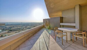 Outdoor dining - Rabat Bliss: Modern 2-Bedroom with Terrace Views! (Rabat)