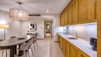 Fridge, oven, stovetop, dishwasher