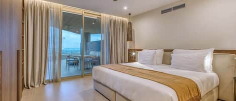 1 habitación, escritorio, tabla de planchar con plancha y cuna de viaje