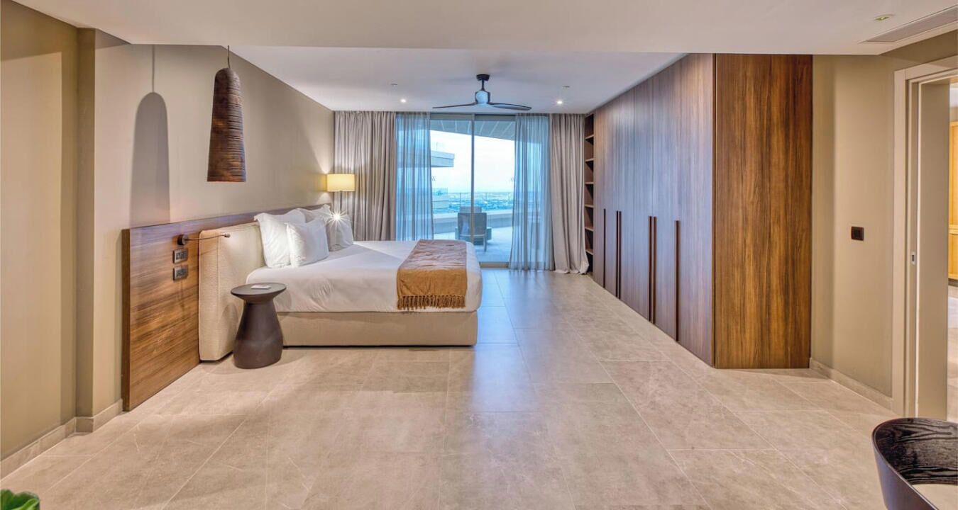 Bureau, fer et planche à repasser, lit parapluie, Wi-Fi