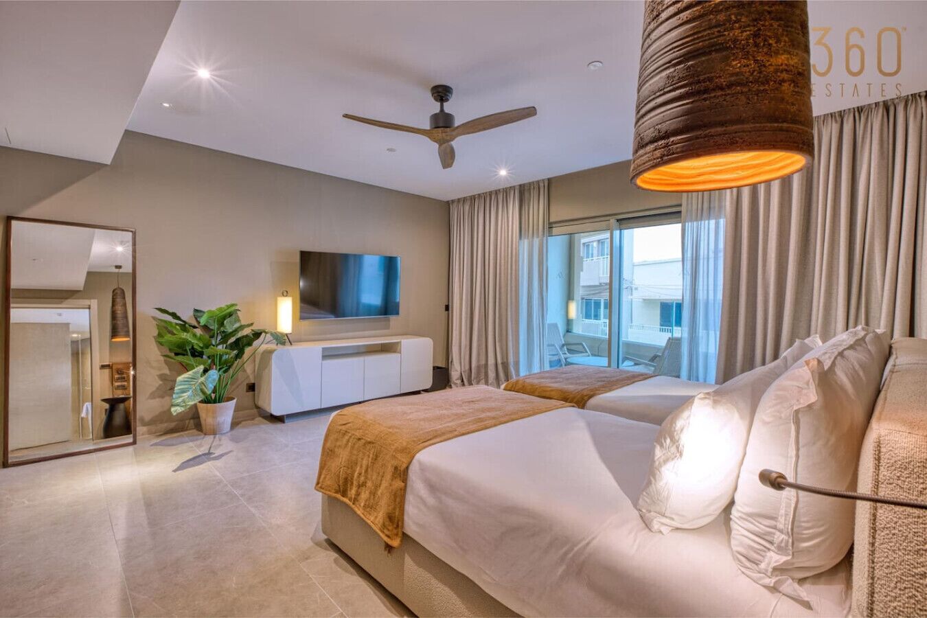 Escriptori, planxa i posts de planxar, un bressol de viatge i wifi 