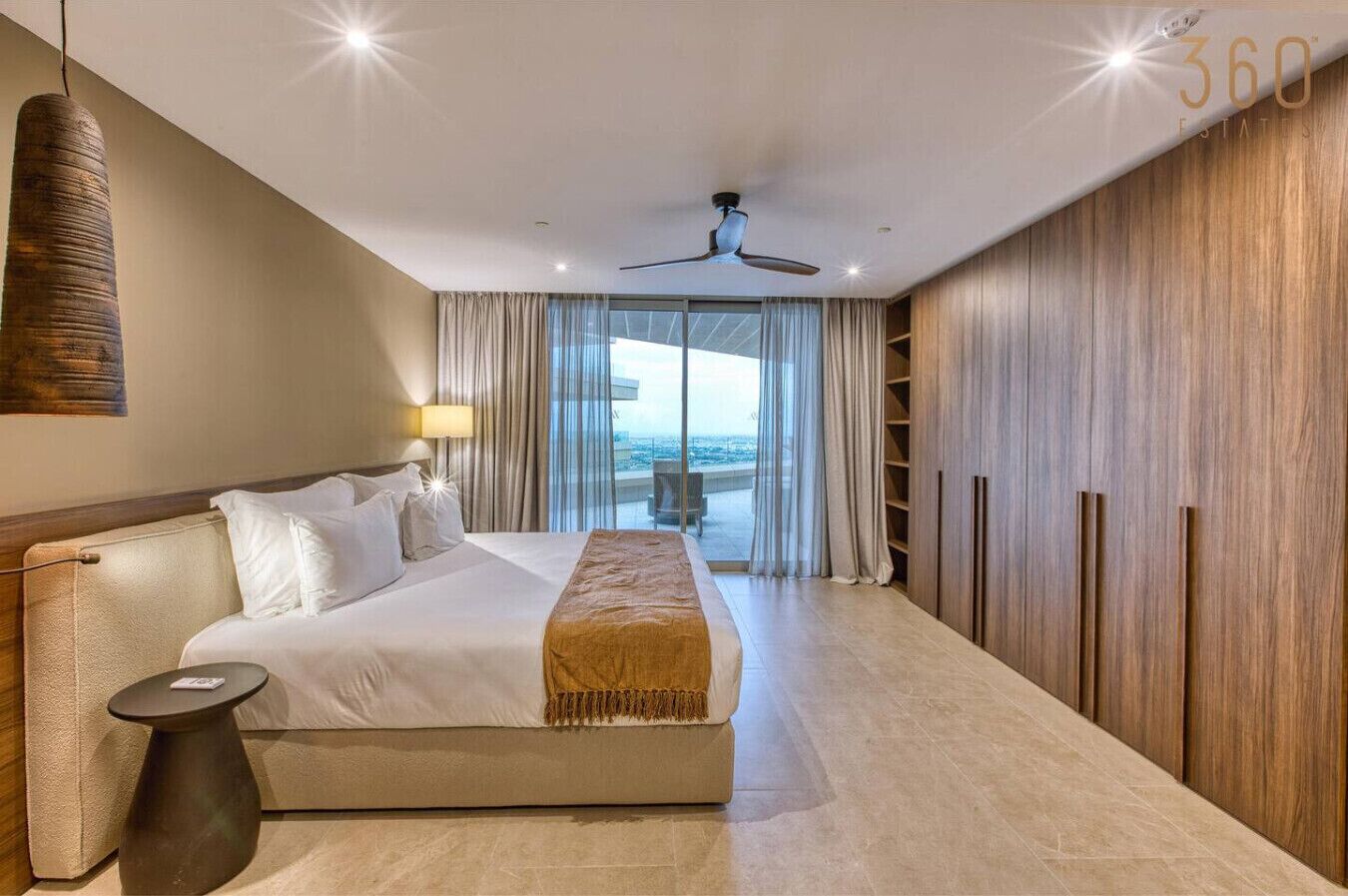 1 chambre, bureau, fer et planche à repasser, lit parapluie