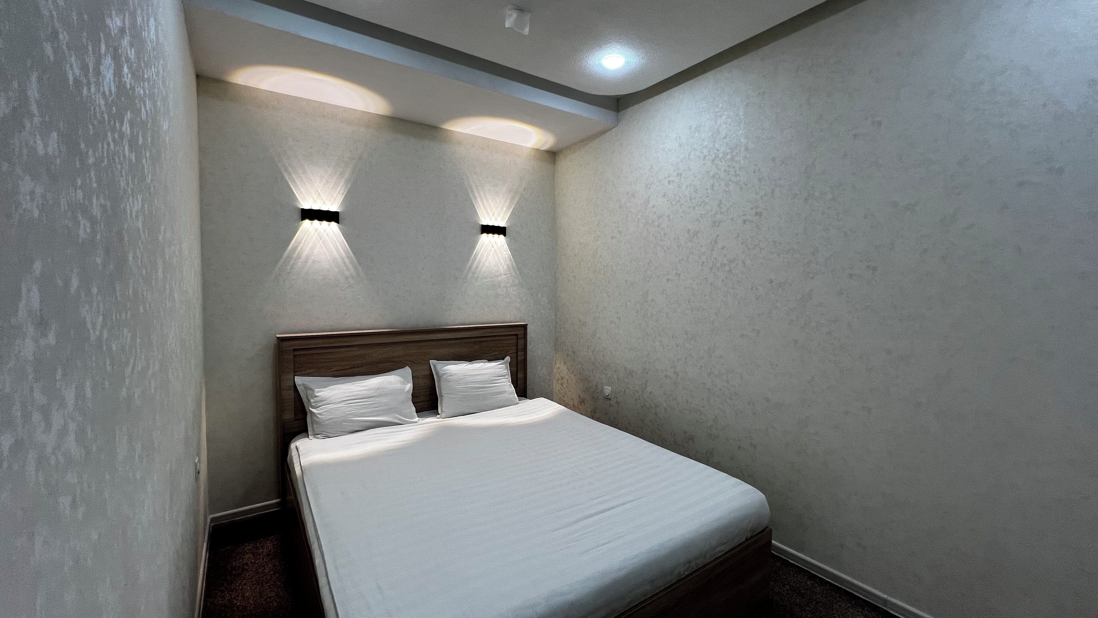 Luksussuite, byutsikt | Safe på rommet, skrivebord, wi-fi (inkludert) og rullestolvennlig