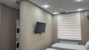 Phòng 3 Deluxe, quang cảnh sân vườn | Két bảo mật tại phòng, bàn, truy cập Internet không dây miễn phí