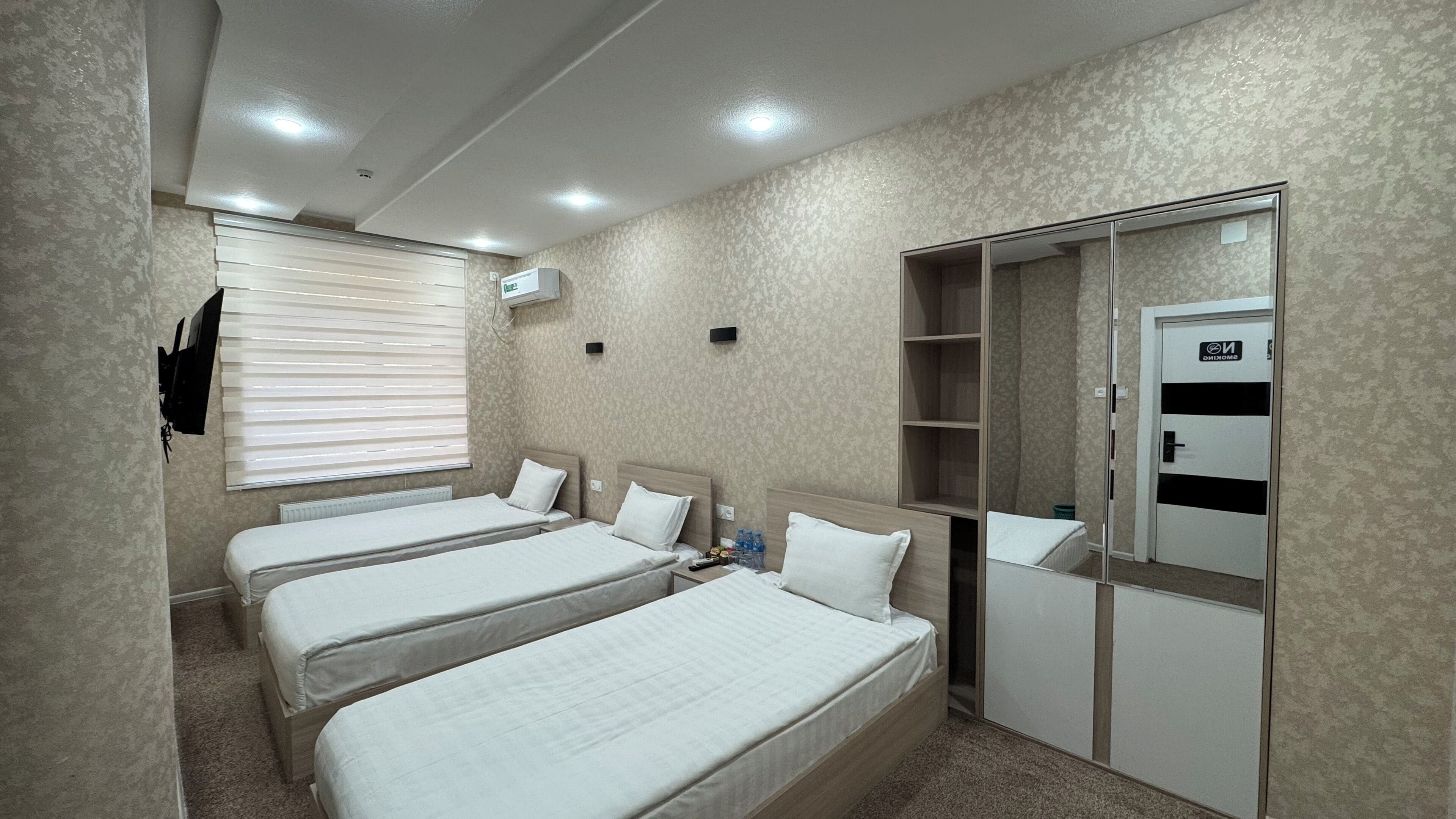 Tremannsrom – deluxe, bakgårdsutsikt | Safe på rommet, skrivebord, wi-fi (inkludert) og rullestolvennlig