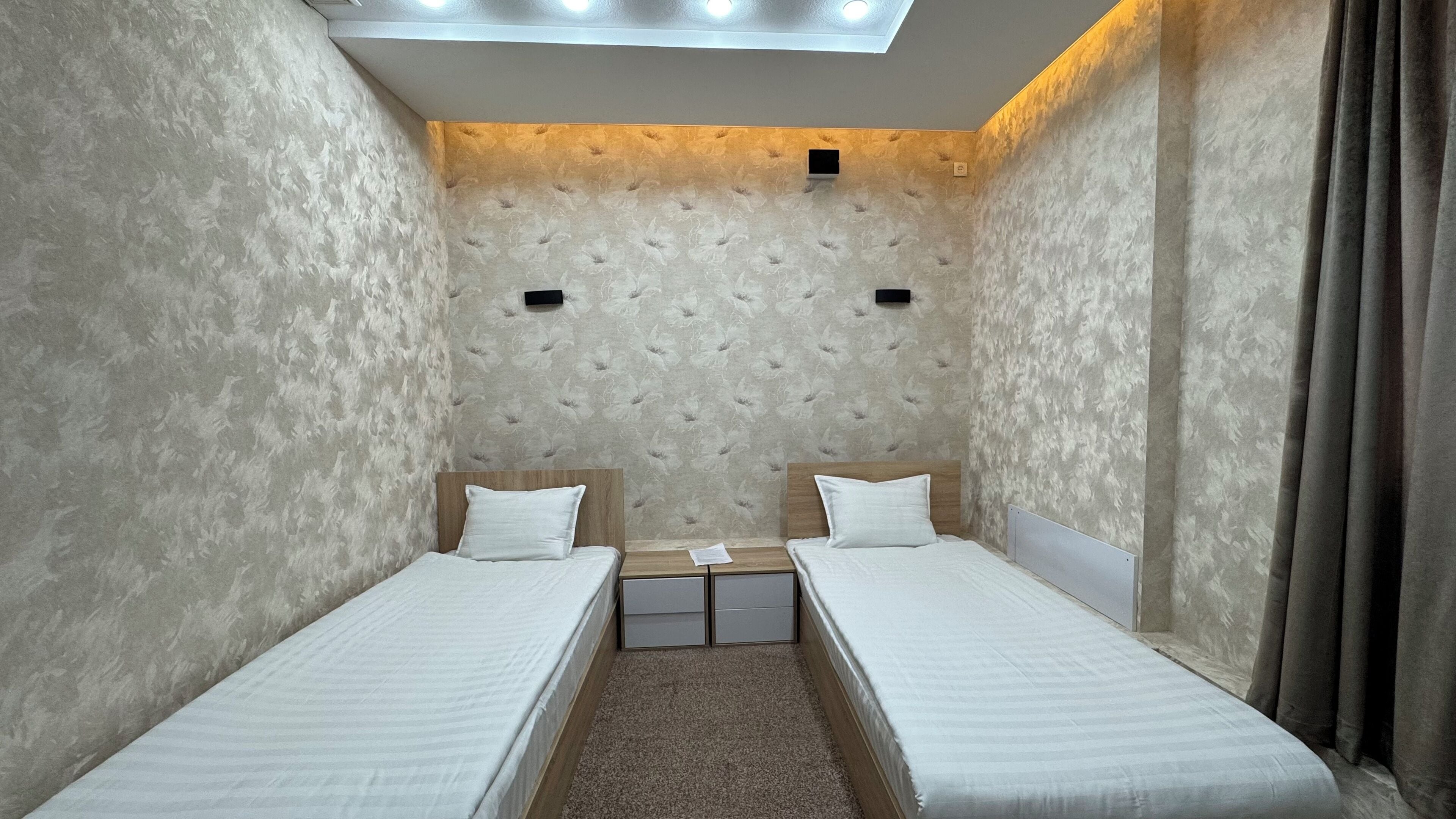 Tomannsrom – standard, byutsikt | Safe på rommet, skrivebord, wi-fi (inkludert) og rullestolvennlig