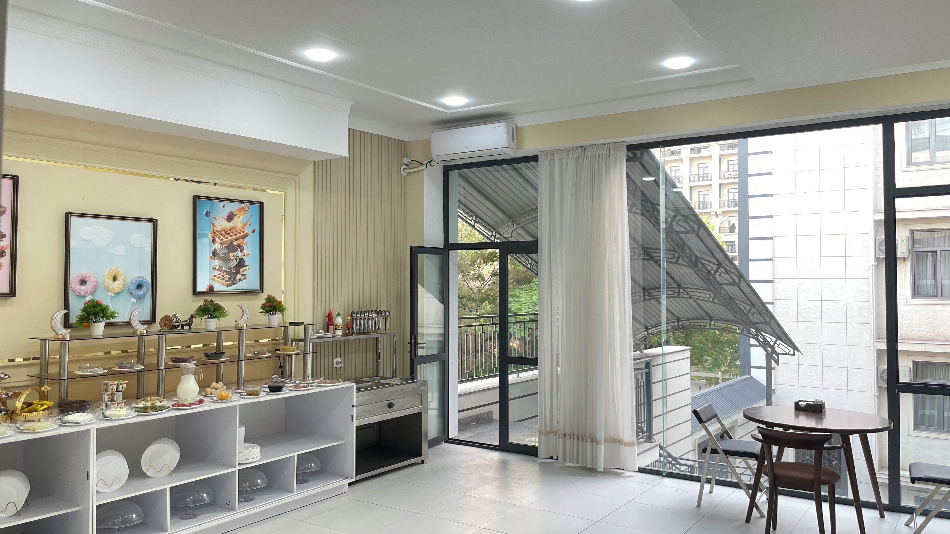 Free daily buffet breakfast