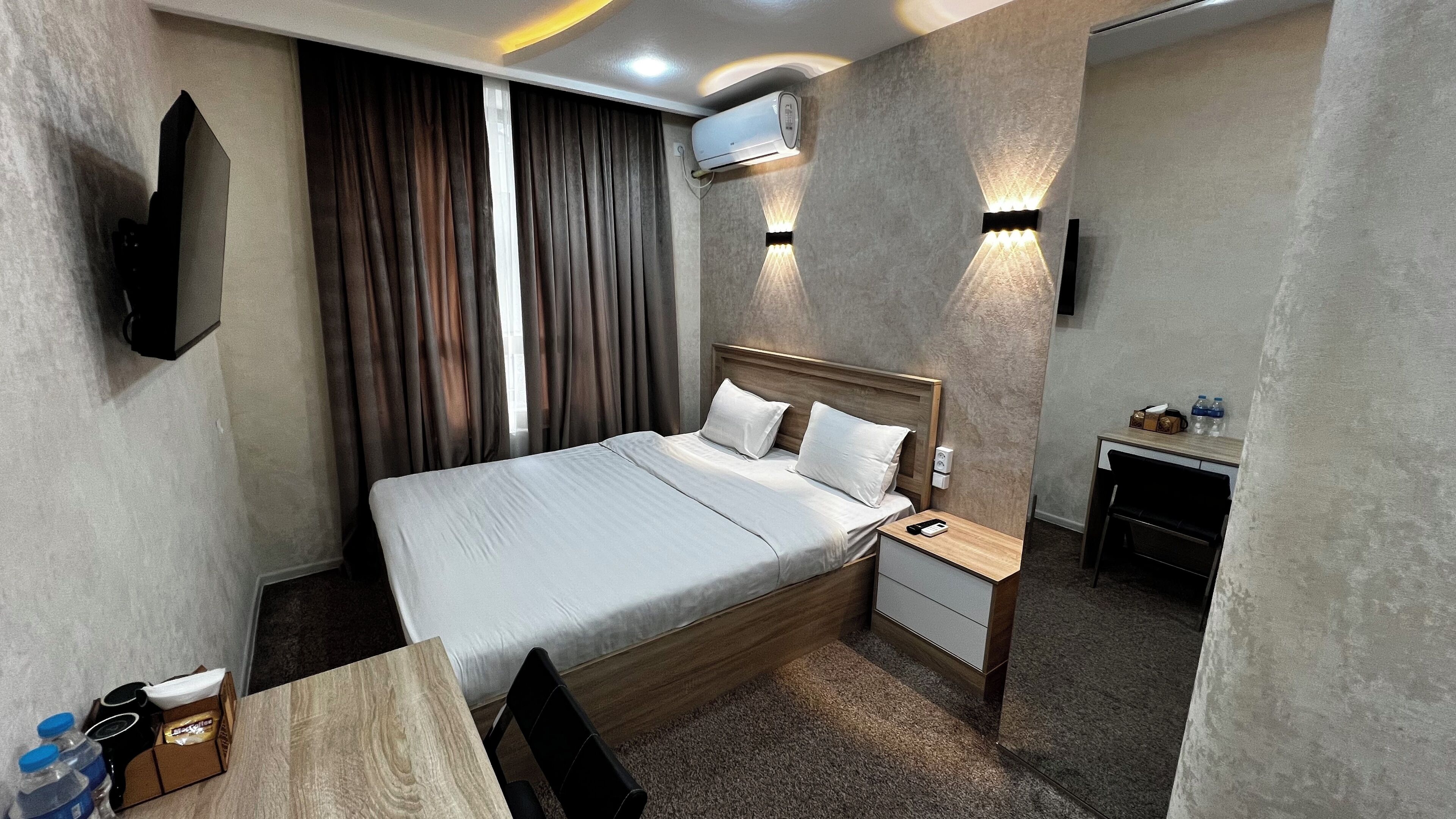 Dobbeltrom – deluxe, byutsikt | Safe på rommet, skrivebord, wi-fi (inkludert) og rullestolvennlig