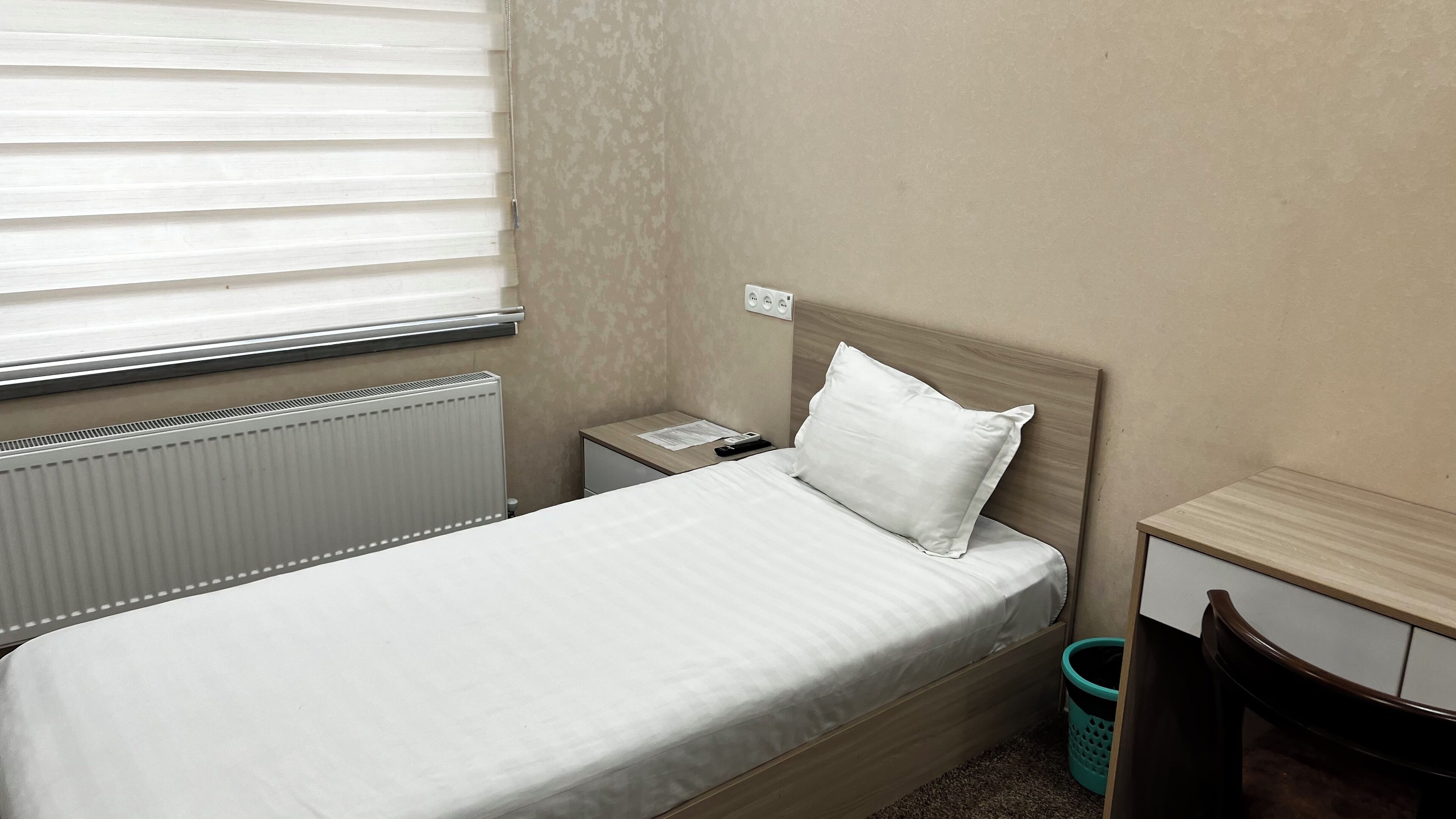 Enkeltrom – standard, byutsikt | Safe på rommet, skrivebord, wi-fi (inkludert) og rullestolvennlig