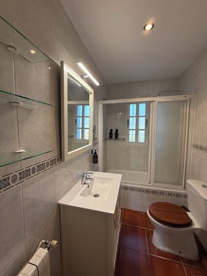 Dusche, Haartrockner, Bidet, Handtücher