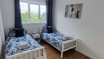 Bureau, fer et planche Ă repasser, Wi-Fi, draps fournis