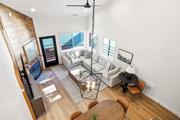 TV, fireplace
