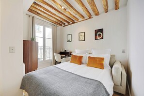2 bedrooms, desk, iron/ironing board, free WiFi
